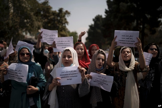 Perempuan Afghanistan melakukan unjuk rasa untuk menuntut hak-hak kaum perempuan di bawah pemerintahan Taliban selama demonstrasi di Kabul, Afghanistan, Minggu (foto: dok).