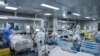 湖北武汉一所医院的医护人员在治疗新冠病人。（2020年2月24日）