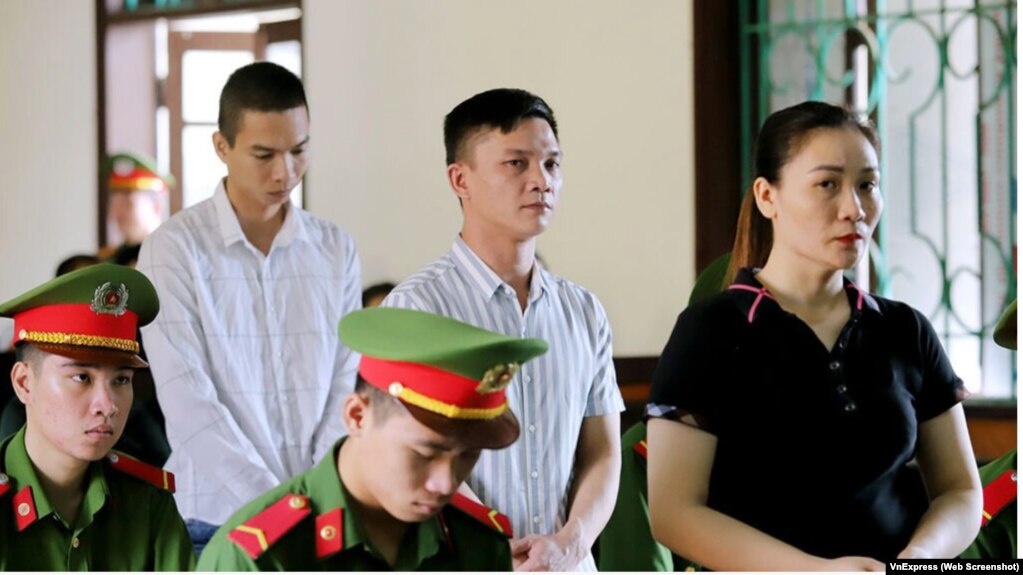Ba trong số các bị cáo tại toà ở Hà Tĩnh hôm 14/9, (từ trái) Nguyễn Quốc Thành, Trần Đình Trường và Nguyễn Thị Thuý Hoà, nhận án tù từ 5 năm đến 7 năm 6 tháng. (Ảnh chụp màn hình VnExpress)