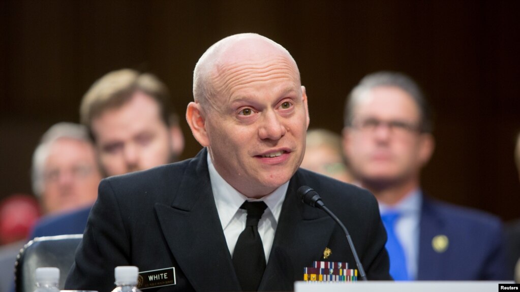 El comandante Jonathan D. White, del Cuerpo Comisionado del Servicio de Salud PÃºblica de EE.UU., durante una audiencia de la ComisiÃ³n Judicial del Senado titulada "SupervisiÃ³n de los esfuerzos de inmigraciÃ³n y reunificaciÃ³n familiar" en el Capitolio, en Washington, el 31 de julio de 2018. REUTERS / Allison Shelley -