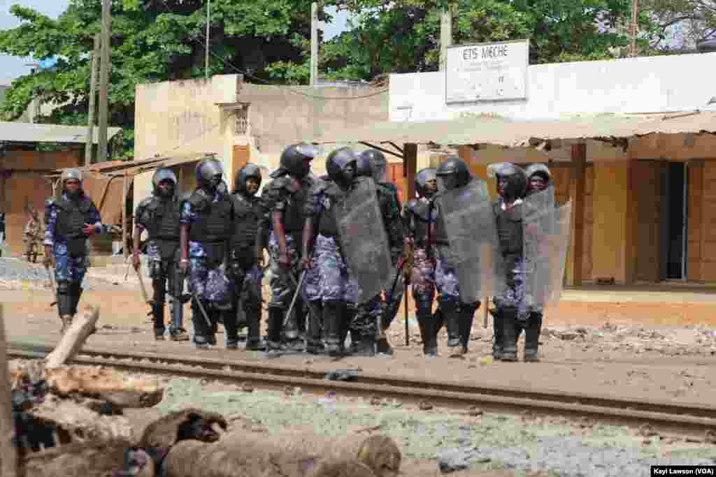 La police est est patrouille lors des manifestations dans les rues de Lomé, au Togo, le 18 octobre 2017. (VOA/Kayi Lawson)