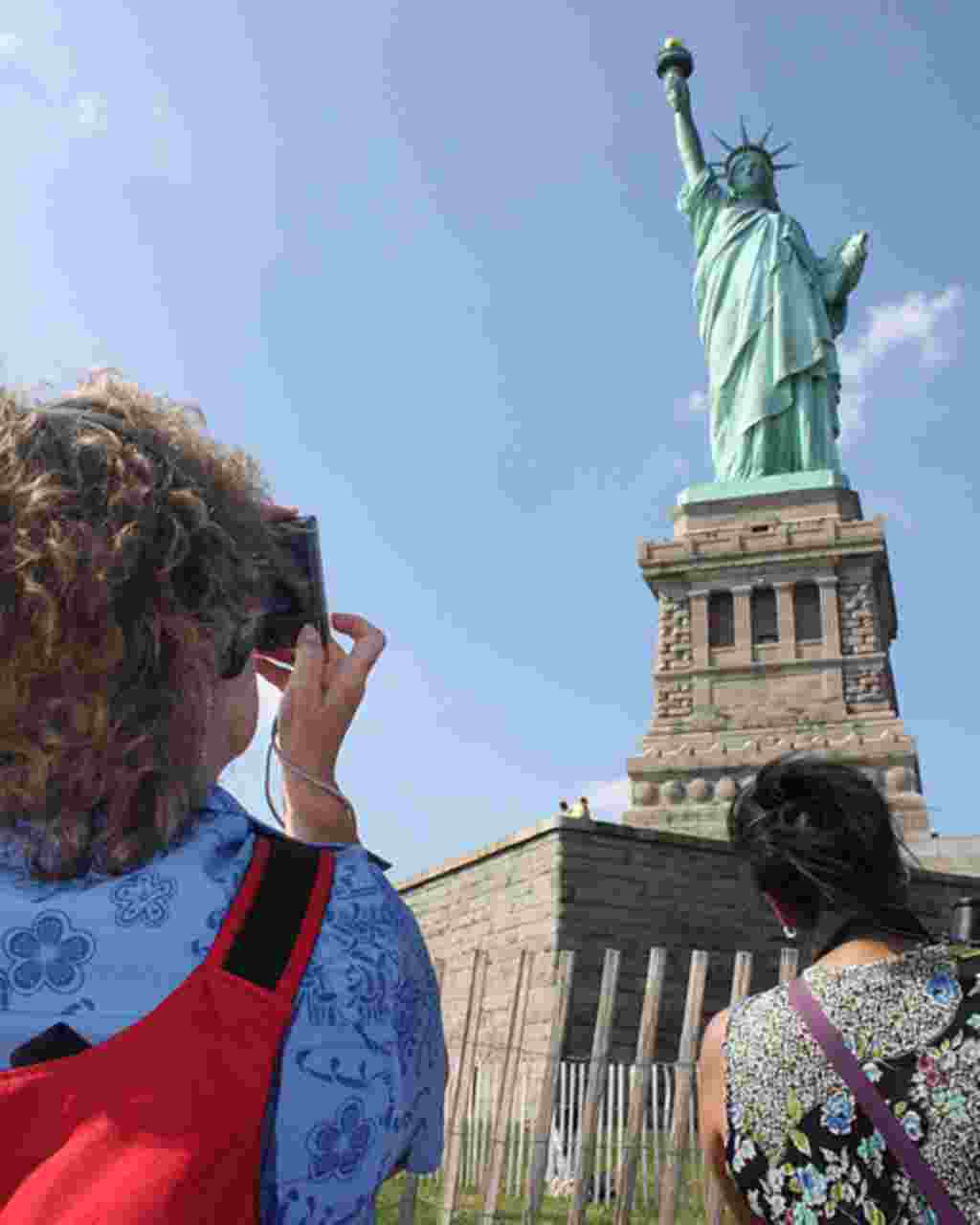 La Estatua de la Libertad fue un regalo de los franceses a los estadounidenses en 1886 para conmemorar el centenario de la Declaración de Independencia. Puede contemplarla desde los ferrys de Staten Island o Governors Island.
