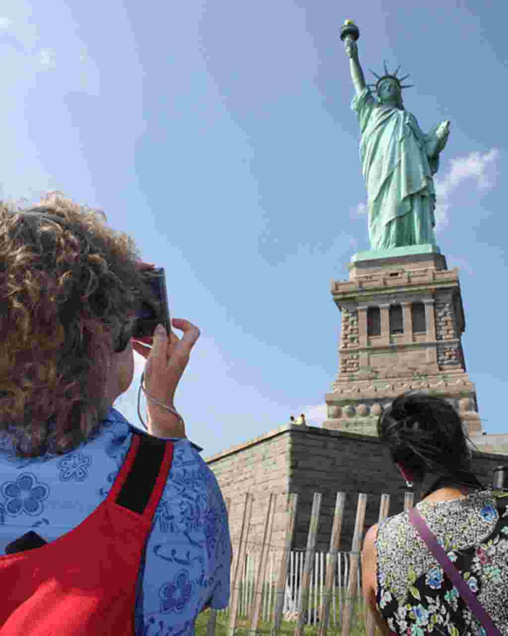 La Estatua de la Libertad fue un regalo de los franceses a los estadounidenses en 1886 para conmemorar el centenario de la Declaración de Independencia de los Estados Unidos y como un signo de amistad entre las dos naciones.