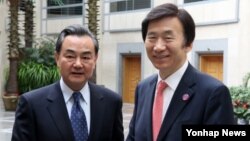한국과 중국의 외교장관이 7일 중국 베이징에서 양자 회담을 갖고 양국 관계 및 한반도 정세 지역·국제문제 등에 대해 의견을 교환했다.