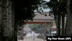 Petugas polisi paramiliter China menjaga pintu masuk ke penjara Qincheng di Beijing, China. Negara itu memenjarakan seorang blogger populer setelah menyatakan dirinya bersalah karena mencemarkan nama baik para martir. (Foto: AP/Ng Han Guan)