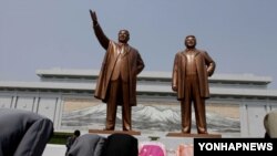 평양 만수대 언덕의 김일성·김정일 부자 동상. (자료사진)