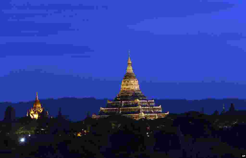 نمایی از معبد قدیمی در میانمار به هنگام طلوع آفتاب