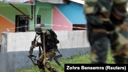 Des éléments de l'armée camerounaise patrouillent dans la ville de Buea, dans la région anglophone du sud-ouest, au Cameroun, le 4 octobre 2018.
REUTERS/Zohra Bensemra