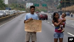 Los venezolanos han salido a las calles a protestar por la falta de agua potable.
