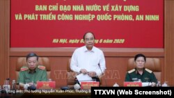 Thủ tướng Nguyễn Xuân Phúc thúc giục tăng cường hợp tác với các đối tác nước ngoài để “cùng nghiên cứu phát triển và sản xuất, tiêu thụ sản phẩm của công nghiệp quốc phòng, anh ninh." (Ảnh chụp màn hình TTXVN)