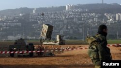 Binh sĩ Israel canh gác bên cạnh hệ thống tên lửa đánh chặn 'Vòm Sắt' triển khai gần thành phố phía bắc Haifa.