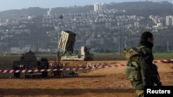Seorang tentara Israel di dekat pertahanan anti-roket 'Kubah Besi' di kota Haifa, Israel utara (foto: dok). 