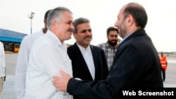 El vicepresidente de Irán, Ali Saeidlo (derecha), es recibido en La Habana, este lunes 28 de mayo de 2012.