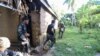 Polisi dan tentara mengambil posisi saat mereka terlibat dengan kelompok Abu Sayyaf di Desa Napo, Kota Inabanga, Provinsi Bohol, di Filipina tengah pada 11 April 2017. (Foto: AFP)