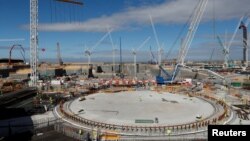 Reaktor nuklir yang sedang dibangun, di lokasi pembangkit listrik tenaga nuklir Hinkley Point C, dekat Bridgwater, Inggris, 12 September 2019. (REUTERS/Peter Nicholls)