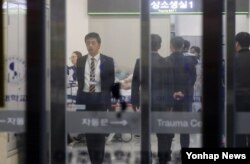 지난13일 북한군 병사 1명이 판문점 공동경비구역(JSA)에서 통해 귀순하다 북한군의 총격으로 부상을 입고 헬기로 긴급 이송됐다. 귀순 북한병사로 추정되는 인물이 13일 저녁 수원의 한 병원에서 수술실로 옮겨지고 있다.