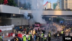 香港警方2019年8月5日下午向金鐘政府總部外的示威者發射催淚彈(美國之音海彥拍攝)