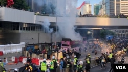 香港警方2019年8月5日下午向金钟政府总部外的示威者发射催泪弹 (美国之音海彦拍摄)