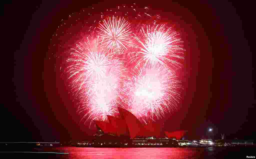 2012年11月30日，为纪念世界艾滋病日，悉尼歌剧院上空烟火齐放，剧院沐浴在红光之下。