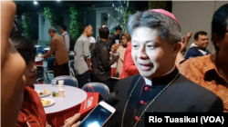Uskup Bandung Mgr. Antonius Subianto Bunjamin selaku tuan rumah berbicara kepada wartawan di sela-sela acara, Selasa, 25 Desember 2018. (Foto: Rio Tuasikal/VOA)