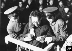 中共“四人帮”中的张春桥在北京的法庭上被判处死刑，戴上手铐（1981年1月25日）