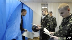 우크라이나 수도 키예프의 한 투표소에서 투표에 임하는 군인들 
