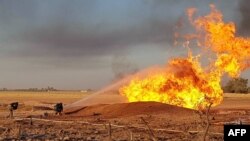 Gambar selebaran yang dirilis oleh Kantor Berita Arab Suriah (SANA) pada awal 24 Agustus 2020 menunjukkan petugas pemadam kebakaran Suriah memadamkan pipa yang terbakar antara wilayah Adra dan al-Dhamir di daerah Damaskus. (Foto: AFP)