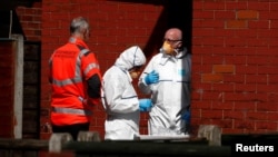 Polisi melakukan penyelidikan di sebuah rumah warga di Manchester selatan, Inggris, hari Selasa (23/5), pasca ledakan di arena konser di Manchester sehari sebelumnya.