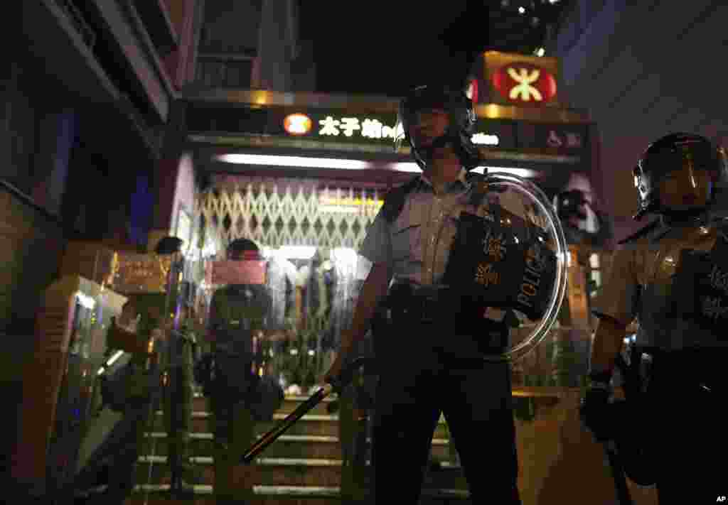 警察在地鐵太子站逮捕抗議者，另一些警察守在站外。 (2019年9月2日)