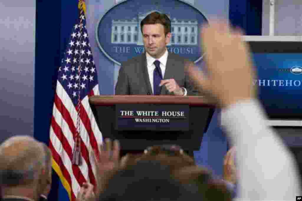 Juru bicara Gedung Putih Josh Earnest berbicara pada media terkait debat dalam pemerintahan mengenai tindakan terhadap serangan senjata kimia di Suriah (29/8).