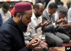 Doa bersama antar kelompok agama di American Muslim Community Center di Longwood, Florida (13/6) untuk para korban penembakan Orlando.