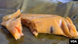 La hallaca es un plato típico navideño venezolano, hecha a base de harina de maíz amarillo, rellena y envuelta en hojas de plátano. 