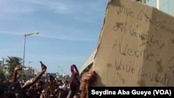 Des ressortissants guinéens protestent contre le scrutin, à Dakar, le 22 octobre 2020. (VOA/Seydina Aba Gueye)