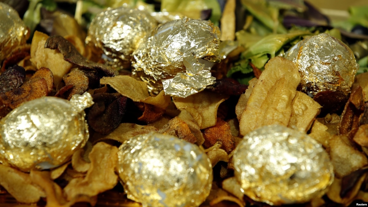 Vanities Gallery in Paris served edible gold-plated menu. | The Rich Times