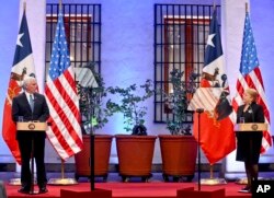 La presidenta de Chile, Michelle Bachelet (der.) y el vicepresidente de EE.UU., Mike Pence durante la rueda de prensa que ofrecieron en el Palacio de la Moneda en Santiago, Chile. Agosto 16, 2017.