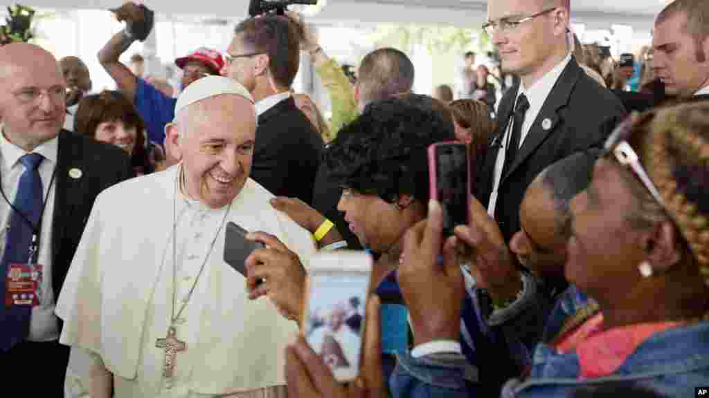 Le pape François à gauche pris en &quot;selfie&quot; avec&nbsp;Cartrice Haynesworth à son arrivée aux services des Charités Catholiques où une foule l&#39;acclame, à Washington, DC, 24 septembre 2015.