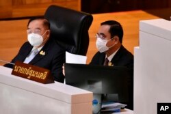 Wakil Perdana Menteri Thailand Prawit Wongsuwan (kiri) dan Perdana Menteri Thailand Prayuth Chan-ocha tiba di parlemen di Bangkok, Thailand, Selasa, 31 Agustus 2021. (Dpt. Humas DPR via AP)