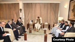 Visiting Iranian Foreign Minister Javad Zarif called on Pakistani Prime Minister Imran Khan, after holding delegation-level talks at the foreign ministry, May 24, 2019.