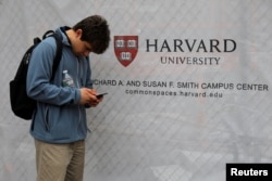 미국 매사추세츠주 캠브리지에 소재한 하버드 대학교 앞에서 학생이 폰을 보고 있다.