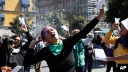 Las mujeres interpretaron una variante de "Un violador en tu camino'', una canción y coreografía que se hizo viral y es creación del colectivo feminista chileno LasTesis para protestar por la violencia contra las mujeres.