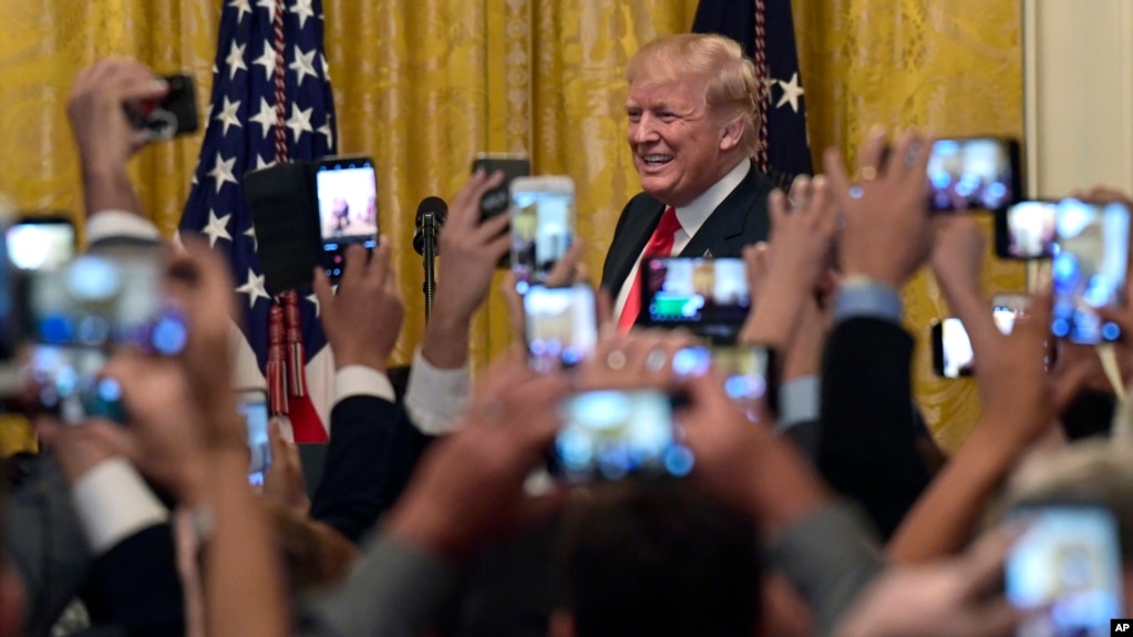 El presidente Donald Trump llega a la ceremonia de celebración del Mes de la Herencia Hispana en la Casa Blanca. Septiembre 17 de 2018.