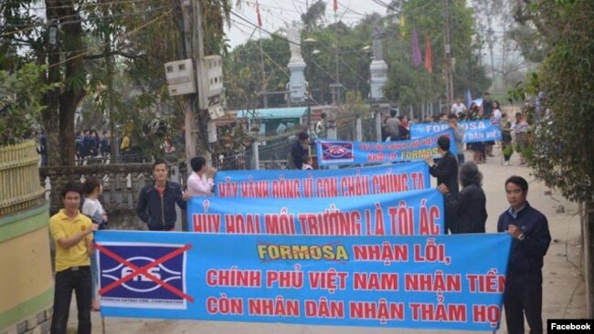 Người dân xuống đường phản đối Formosa ở Nghệ An, 5/3/2017. (Ảnh: Facebook Lê Văn Sơn)