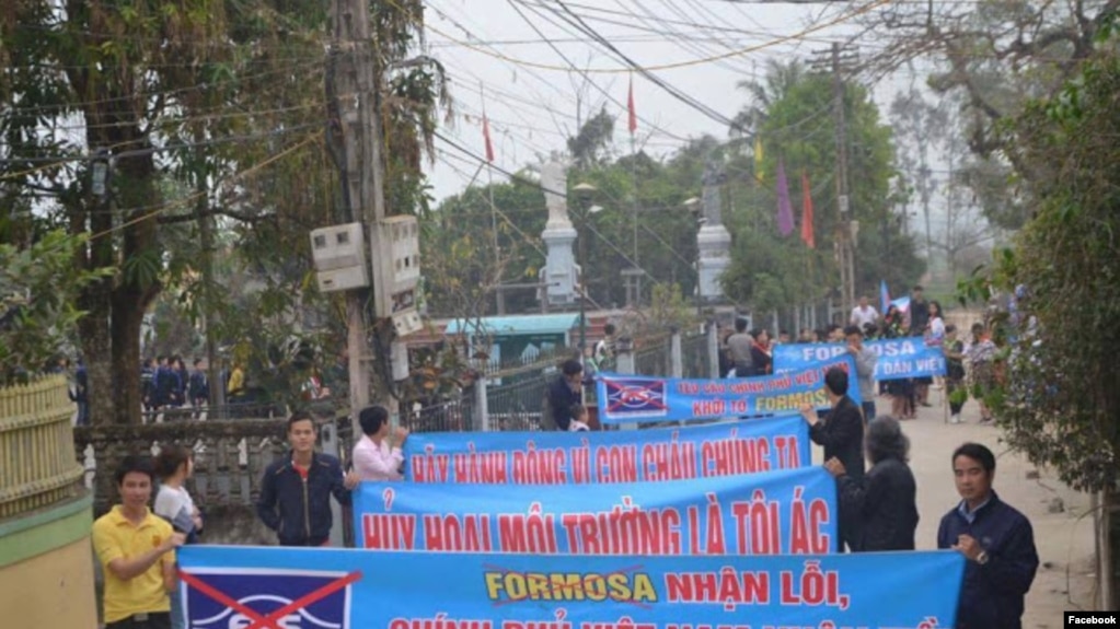 Người dân xuống đường phản đối Formosa ở Nghệ An, 5/3/2017. (Ảnh: Facebook Lê Văn Sơn)