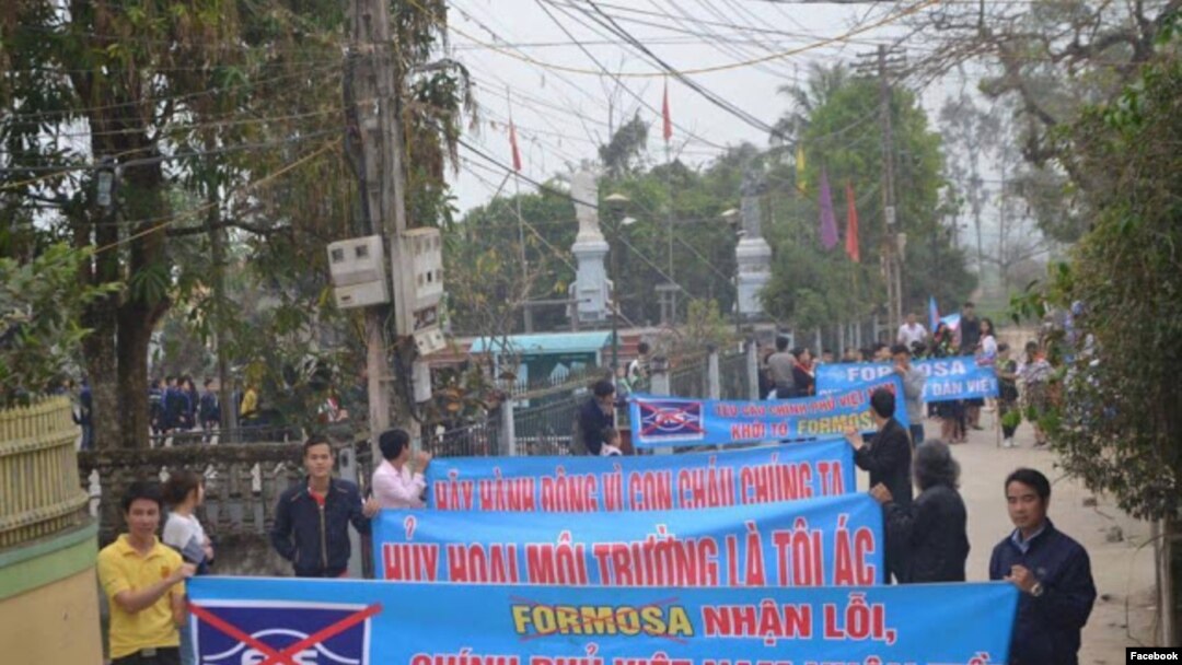 Người dân Nghệ An biểu tình phản đối nhà máy Formosa, 3/5/2017.