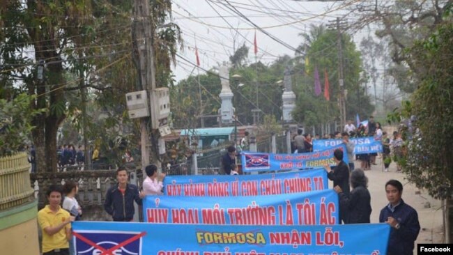 Người dân Nghệ An biểu tình phản đối nhà máy Formosa, 3/5/2017.