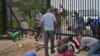 Estudantes tentam procurar refúgio na Embaixada americana no Burundi. 25 de Junho, 2015. 