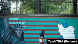  Un hombre pasa frente a un mural con imágenes anti estadounidenses en Teherán. Archivo. Nazanin Tabatabaee. 