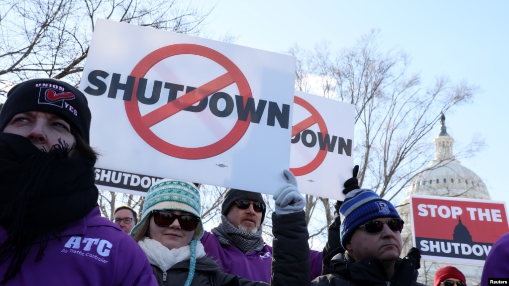 Những kiểm soát viên không lưu liên bang biểu tình phản đối tình trạng chính phủ đóng cửa một phần tại Điện Capitol ở Washington, ngày 10 tháng 1, 2019.