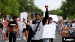 Minneapolis'te bir siyahın polis şiddeti sonucu öldürüldüğü yerde protesto eylemi düzenlendi 