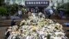 中国湖南长沙的杂交水稻研究中心门前悼念水稻专家袁隆平的鲜花 (2021年5月23日)
